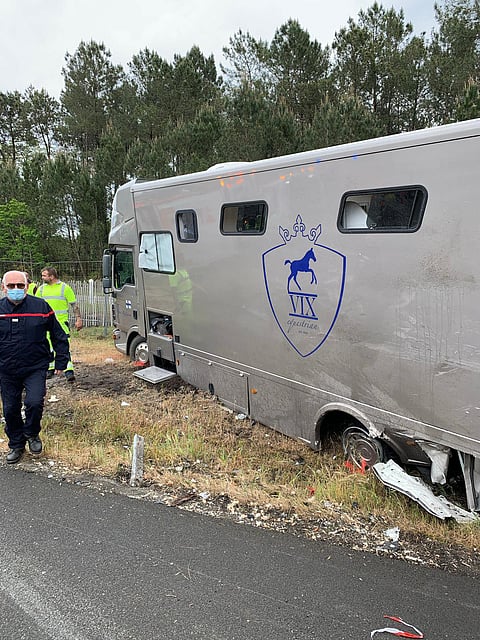 Toinen rekka osui suomalaiseen, pysähdyksissä olevaan hevoskuljetukseen.