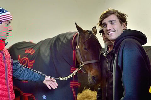 Barcelonan ranskalainen tähtihyökkääjä Antoine Griezmann siirtyi näyttävästi peliyhtiö PMU:n riveihin.  Hevosurheilua Griezmann on seurannut aina, sillä hänen isänsä Alain Griezmann omistaa hevosia.  Tässä hän on käväissyt tervehtimässä Bold Eaglea Vincennesissä.