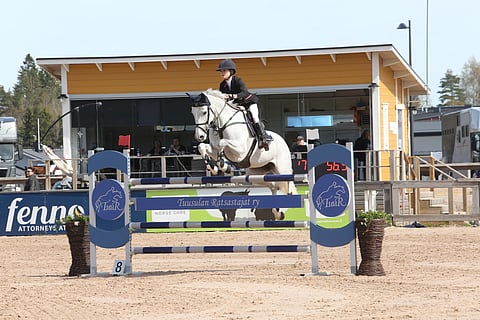 Eveliina Talvio ja Chelsea vielä Suomen radoilla ollessaan.