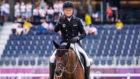 Nähdäänkö selostaja Seppo Laineen kaikkien aikojen paras suosikkiratsukko Michael Jung Pariisissa? 