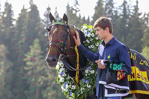 Maailmantähti otti yleisönsä tyylikkäästi kisatilanteessa ja sen ulkopuolella. Taputukset antaa hevosen hoitaja Romain Hue. Kuva: Anu Leppänen.