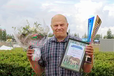 Suomenhevoskasvattajana tunnustusta saanut Olli Sippola kukitettiin kuninkuusravien avauspäivänä Seinäjoella. Kuva: Anu Leppänen