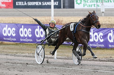 Juha Utala pääsi jälleen tuulettamaan, kun Piece Of Hero ylitti Einari Vidgrenin muistoajossa maalilinjan ensimmäisenä. Arkistokuva: Anu Leppänen