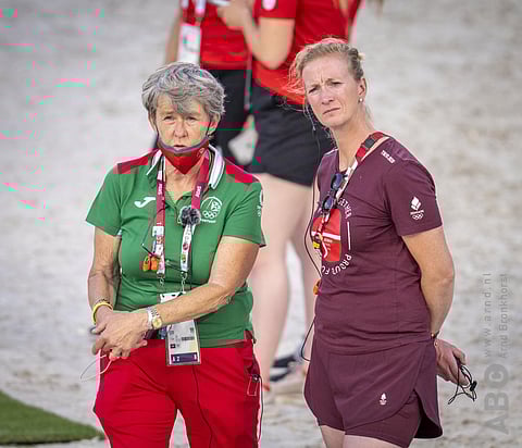 Kyra Kyrklund on Portugalin väreissä ja hänen toinen valmennettavansa on Tanskan kärkiratsastaja Cathrine Dufour. Vieressä Tanskan maajoukkueen valmentaja Nathalie zu Sayn-Wittgenstein.