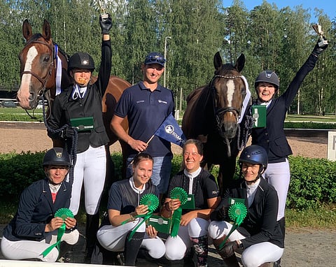Solbackan senioreiden sijoittuneet. Tiina Anttonen (seniorikultaa), tallinpitäjä ja estevalmentaja Valtteri Gundersby, Ella Sorsa (senioripronssia), edesä vasemmalta Petra Lehtinen, Nora Saarnisalo, Marja Kokko ja Heidi Viljanen. Hevoset Sebastian V ja palkintojenjaossa Koh-I-Noor Uniqueta tuurannut Hemingway. Kuva: Julia Kärkkäinen.