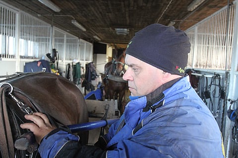 Pasi Tikkala oli ehtinyt lähteä talliltaan puoli tuntia aikaisemmin ennen kuin salama iski. Kuva: Harri Lind.