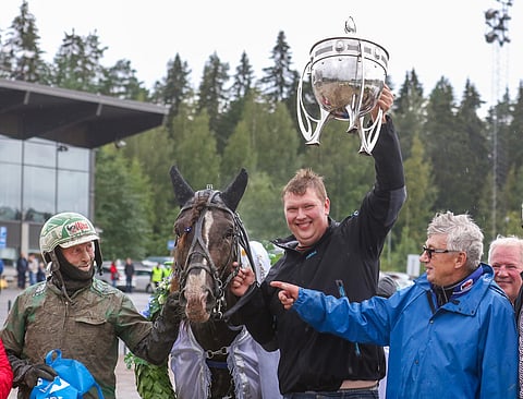 Ville Kallen omistaja Janne Paavola nosti voittopystin kohti taivasta.