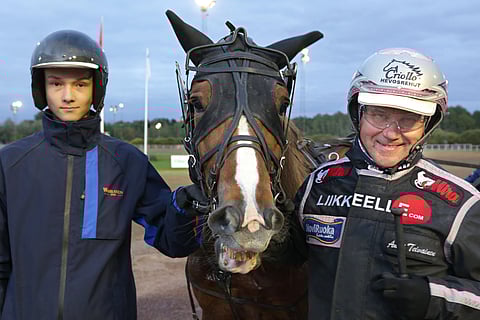 Ämpärin kanssa kuvassa ohjastuksesta vastannut Antti Teivainen sekä ruunan valmennustiimiin kuuluva Vihtori Vuorenmaa.