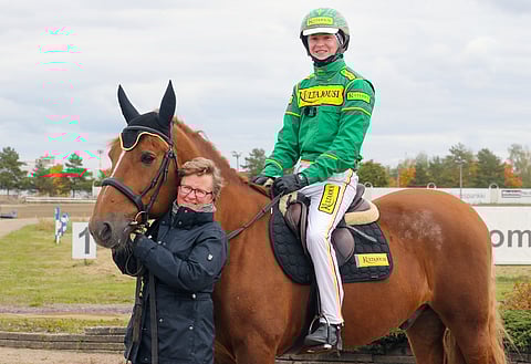 Jukka Torvinen ratsasti Stikkanilla Forssassa yleisön eteen Kultajousi-Challenge-kilpailun mannekiininä, vaikka kertoi joutuvansa epämukavuusalueelleen. Rosali Kivitie kiitteli kilpailijoita rohkeudesta heittäytyä.