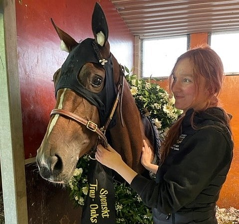 Lara Boko ja Isabella Tervonen Trav-Oaks -voiton jälkeen. Kuva: Satu Laakso