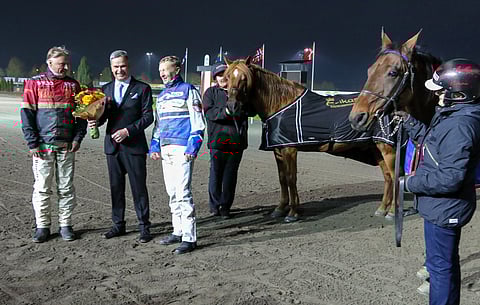 Harri Koivusen raviurheilijan kultaisen ansiomerkin vastaanottamista juhlistivat aikaisemmista merkin haltijoista Tapio Perttunen ja Pekka Korpi ja Koivusen menestyshevosista Erikasson ja Ribaude.