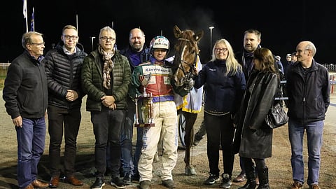 Pro ja taustajoukot juhlivat Satakunta-ajon voittoa 23.10. Porissa.