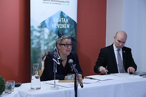 Ratsastajainliiton johtaminen sai julkiset moitteet. Kuvassa liiton puheenjohtaja Marjukka Manninen ja liiton toiminnanjohtaja Jukka Koivisto.
