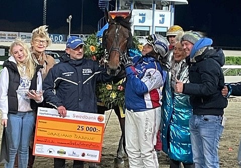 Ilo ylimmillään Tetrick Wanian ympärillä, kuvassa Ilona Rekilä, Graziano Barone, Riina Rekilä ja uusi omistaja Karin Waltter-Mommert. 