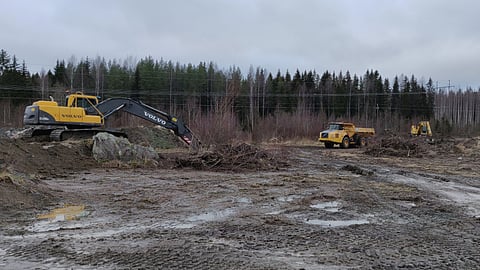 Kuopion raviradan ratatallin tarha-alueiden mittavat kunnostustyöt ovat vauhdissa Ravikerhon ponien ja hevosten ulkoilua varten.