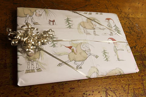 Lehden välissä on tänään joululahjapaperi. 