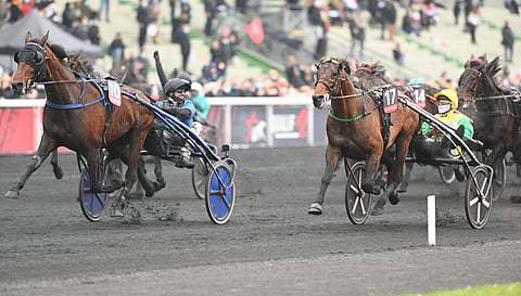Etonnant kirii ohi Face Time Bourbonin. Voittajan takana Christopher Martens tuulettaa Rebella Mattersin kolmossijaa.