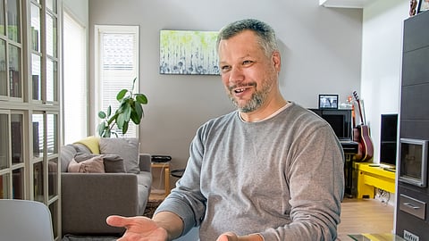 Veikkauksen vedonlyönnin johtaja Juha-Matti Mäkilä avaa Pitkävedon uudistusta ravikohteiden osalta.