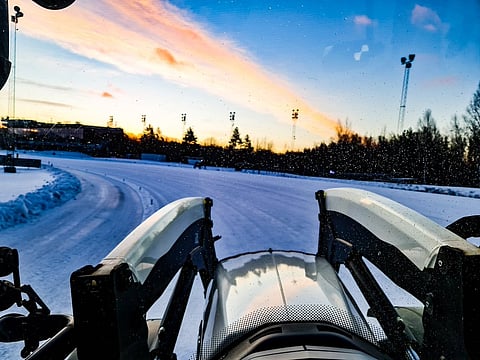 Lauantaiaamu valkeni Juha Keskimaunun traktorin kopista eeppisenä.