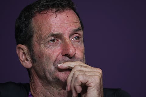 Olympiavoittaja Mark Todd huitoi hevosta puunoksalla maastoestevalmennuksessa.