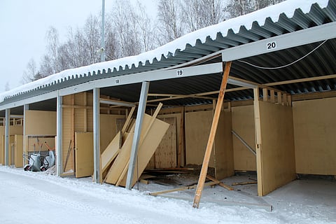 Joensuun raviradan tallialueella sijaitseva valjastuskatos kärsi mittavia vahinkoja ralliajelun seurauksena.