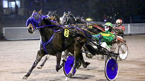 BWT Ellospank on takarivistäkin vahvoilla ja pystyy ottamaan kolmannen perkkäisen voiton. Arkistokuvassa ohjissa on Jukka Torvinen. Teivossa ruunaa luotsaa kuten edellisstarteissakin Ari Moilanen.