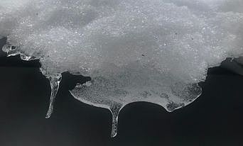 Tämänhetkinen lumitilanne voi ylittää monin paikoin kantokyvyn.