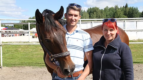 Valtteri ja Cecilia Gundersby ja Valtterin takavuosin tykki Welfe De La Wie.