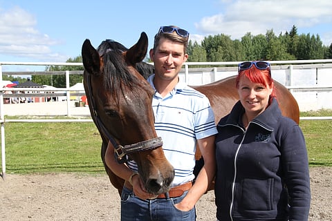 Valtteri ja Cecilia Gundersby ja Valtterin takavuosin tykki Welfe De La Wie.