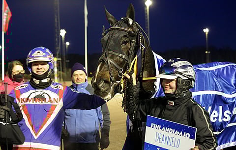 Olli Koivunen, Deangelo ja hoitaja Etta Pakkanen voittajaseremonioissa.