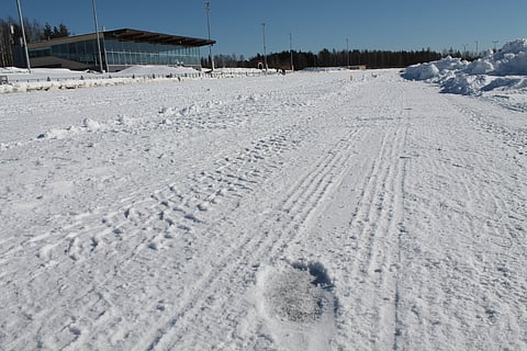 Lumikerros peittää vielä perjantaina Linnunlahden kaviouraa. Kuten kuvasta näkyy, lumikerroksen alla on jääpohja. Se on noin kymmenen sentin paksuinen. 