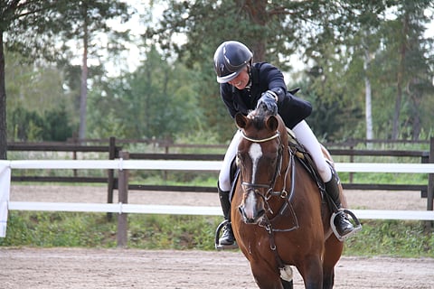 Susanna Granroth kiittää Leopoldoa.