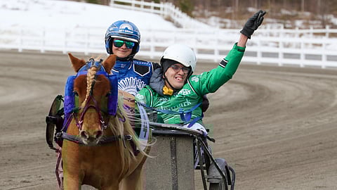 Aarteen Flapjap vei voiton ja Eetu Fossi sai tuulettaa. Henna Halme toimi paraponilähdössä Fossin apuohjastajana.