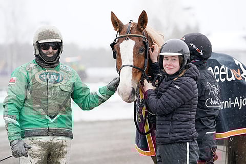 Stallone sai kehut Ari Moilaselta. Ruunan hoitaja Katariina Nurmonen on tärkeä palanen Stallonen menestyksessä.