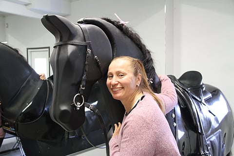 Sanna Siekkinen pitää Ratsastus- ja liikuntakeskus Equstomia Nurmijärven Röykässä. Ratsastussimulaattori on ollut apuna pitkään.  
