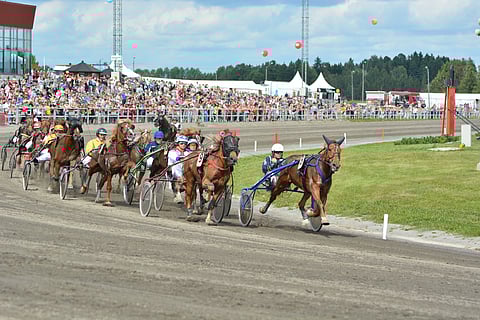 Kelta-asuinen Lauri Malinen tyylitteli H.V: Tuurilla Kunkkarilegendat-lähdön voittoon Turussa 2016.