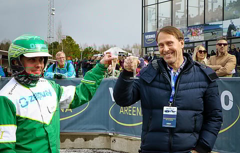 Juho Ihamuotila ja Mikko Laakkonen tekevät nykyään tiivistä yhteistyötä. Laakkosen Ruotsin huutokaupasta ostamat varsat suuntasivat Ihamuotilan treeniin, missä on jo useampi Laakkosen omistama hevonen.