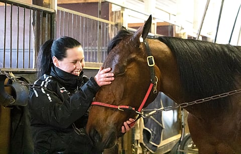 Willow Pride saa hellää huolenpitoa hoitajaltaan Noora Tuulalta.