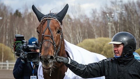 Jussi Suominen sai taluttaa Issakan Valon voittajaseremonioihin vappuaattona Vermossa.