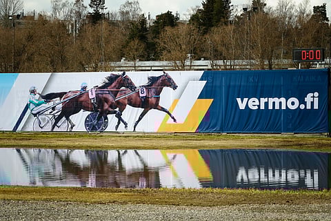 Festivaaliyleisö kansoittaa Vermon kuninkuusraviviikonloppuna 2023.