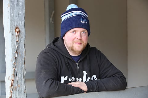 Miika Tenhunen valmentaa hevosia Tuusniemellä.