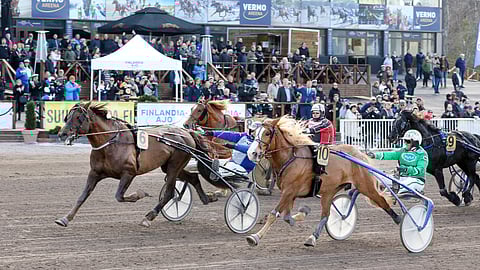 Stallone tekee upean juoksun johtaneen Parvelan Retun rinnalta, mutta Veeran Poika (6) kiittää vetoavusta ja kirii maaliin ensimmäisenä.