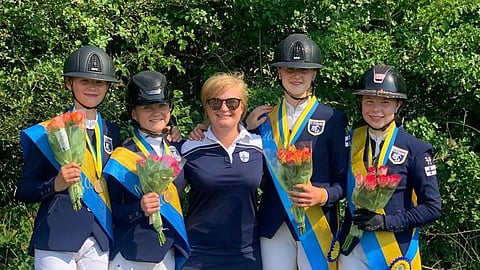 Kultainen ponijoukkue: Mathilda Simola, Veera Salminen, valmentaja Marina Ehrnrooth, Rachel Törnblom ja Mona Relander.