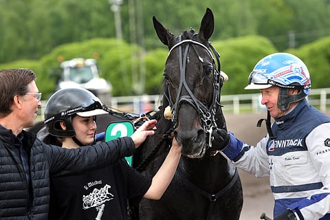 Run For Royalty ihastutti kauden avausstartissaan. Kuvassa vasemmalta omistaja Mathias Furuhjelm, hoitaja Jenina Hamari ja valmentaja Pekka Korpi.