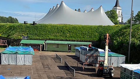 Bastionin tallialueet rakentumassa. Takana häämöttää ratsastusareenan teltan katto.