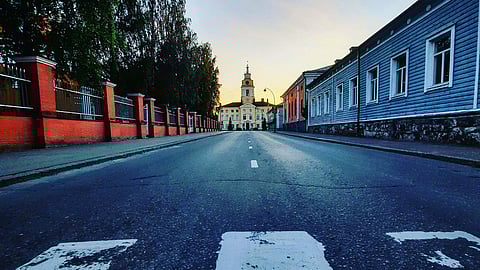 Haminan Kadettikoulunkatu on vielä mustaa asvalttia, mutta ei kauaa.