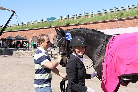 Puoliso Joonas Oranta sai taluttaa Sir Fashionin areenalle palkintojenjakoa varten.