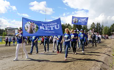 Koronan jälkeinen superyleisö jännittää suosikkien puolesta.