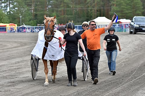 Enon Vilppi saapui seremonipaikalle iloisen porukan kera.