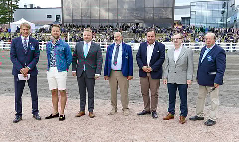 Kari Tiaiselle luovutettiin Hippoksen kultainen ansiomerkki St Michelissä. Paikalla olivat oopperaulaja Waltteri Torikka, maa- ja metsätalousministeri Antti Kurvinen, Mikkelin raviradan hallituksen puheenjohtaja, maakuntaneuvos Markku Kakriainen, Hippoksen hallituksen puheenjohtaja Kari Eriksson, valtuuskunnan puheenjohtaja Olavi Haanketo ja Mikkelin raviradan hallituksen varapuheenjohtaja ja St Michel -järjestelytoimikunnan puheenjohtaja Heikki Kosonen.